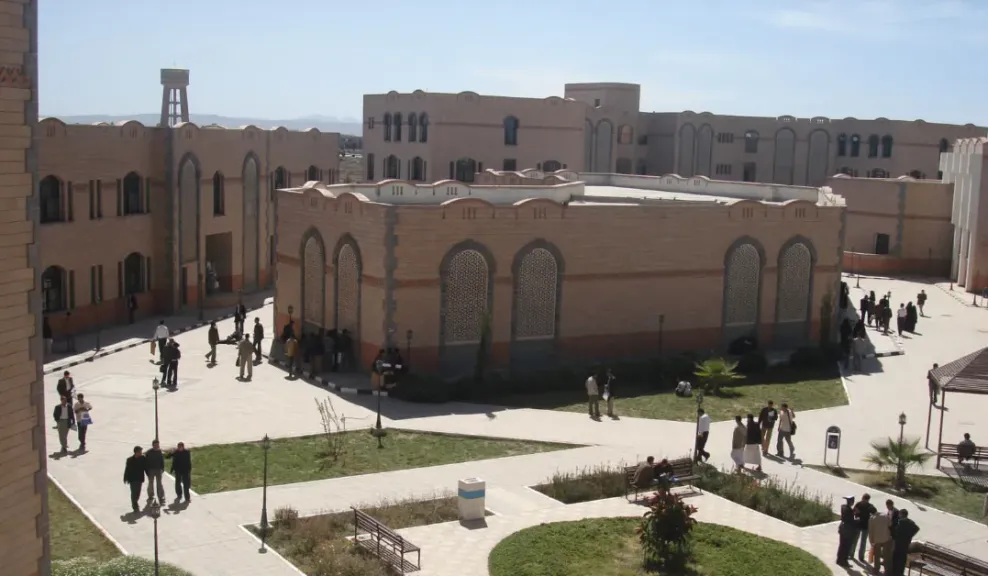 الحوثيون يقتحمون حرم جامعة ذمار بالدبابات والآليات العسكرية لمطاردة الطلاب في حملة اعتقالات جديدة